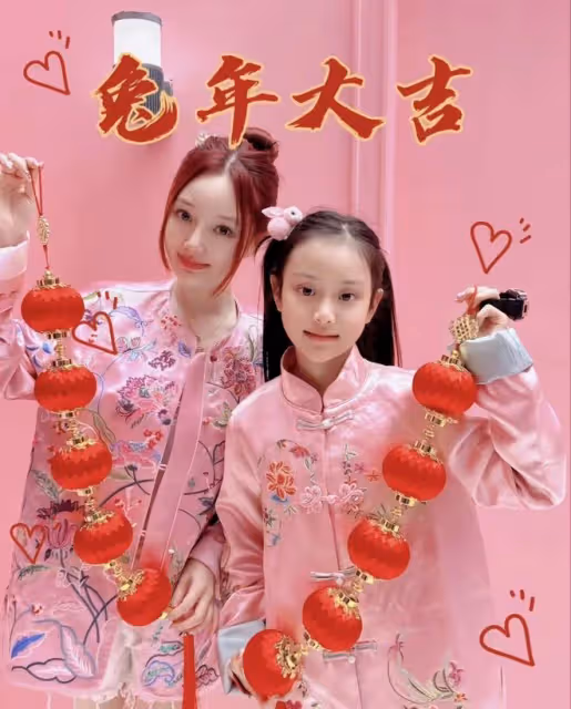 甜馨小號曝光!歐式大雙瓜子臉顏值驚人,曬一家三口似盼父母團圓