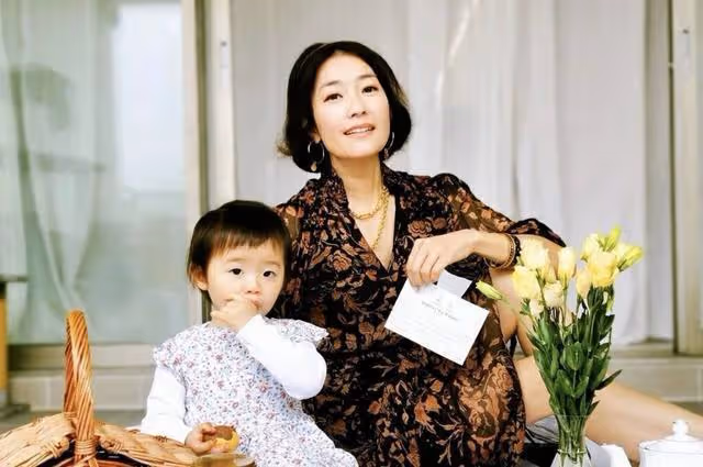 香港知名女星長女患腦膜炎危殆！在醫院昏迷十天，嫁入豪門生四女