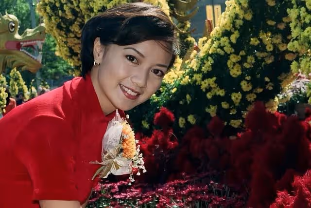 香港知名女星被曝婚變!富商丈夫生意失敗破產,移居國外當老師