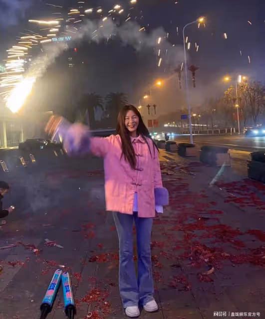 沈夢辰曬與杜海濤合照，夫妻倆穿唐裝甜蜜貼臉，母女同框似姐妹