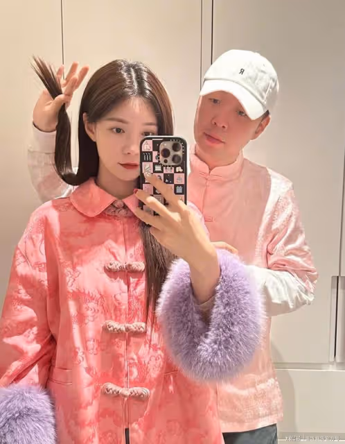 沈夢辰曬與杜海濤合照，夫妻倆穿唐裝甜蜜貼臉，母女同框似姐妹