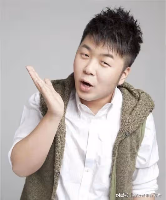 沈夢辰曬與杜海濤合照，夫妻倆穿唐裝甜蜜貼臉，母女同框似姐妹