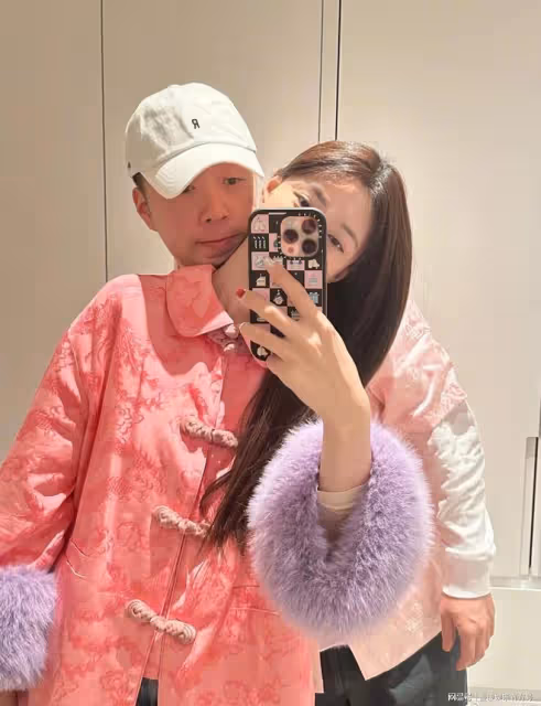 沈夢辰曬與杜海濤合照，夫妻倆穿唐裝甜蜜貼臉，母女同框似姐妹