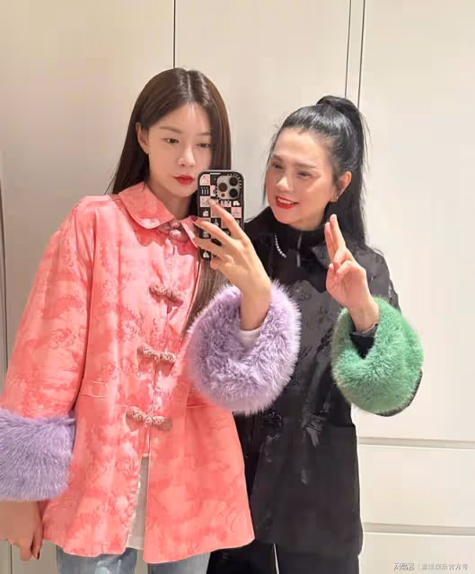 沈夢辰曬與杜海濤合照，夫妻倆穿唐裝甜蜜貼臉，母女同框似姐妹