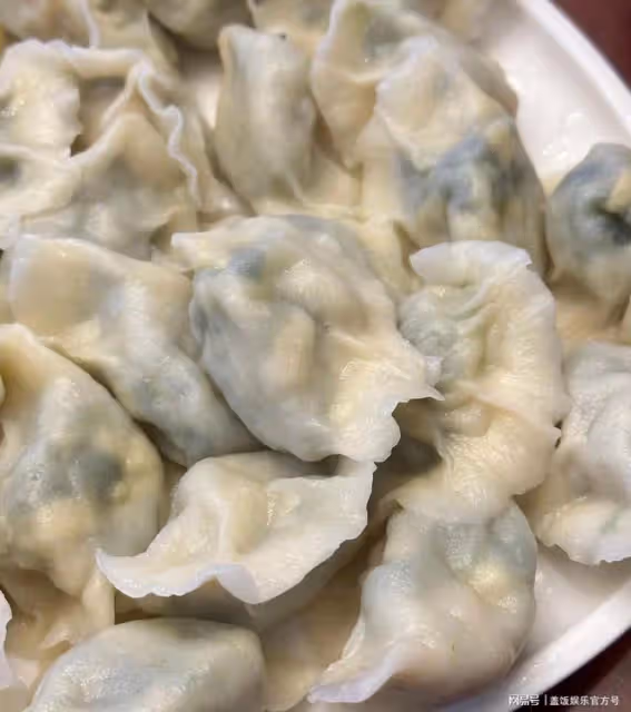 沈夢辰曬與杜海濤合照,夫妻倆穿唐裝甜蜜貼臉,母女同框似姐妹