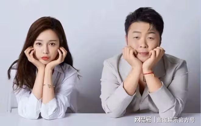 沈夢辰曬與杜海濤合照,夫妻倆穿唐裝甜蜜貼臉,母女同框似姐妹