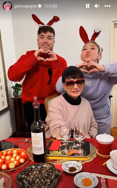 鄭欣宜攜男友人到乾媽家過年!鄧光榮遺孀備紅酒招待,72歲氣質好