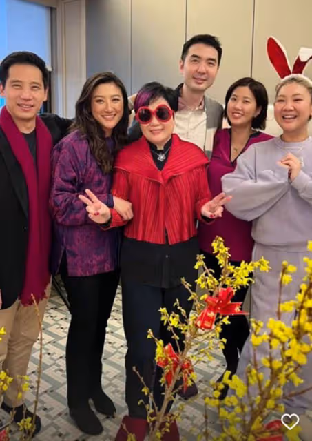 鄭欣宜攜男友人到乾媽家過年!鄧光榮遺孀備紅酒招待,72歲氣質好