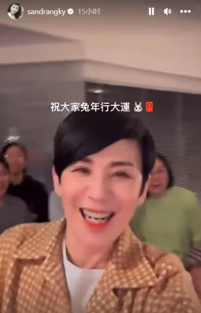 吳君如一家唱賀年歌！91歲演員老爸精神好，57歲弟弟曾娶TVB視後