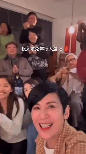 吳君如一家唱賀年歌！91歲演員老爸精神好，57歲弟弟曾娶TVB視後