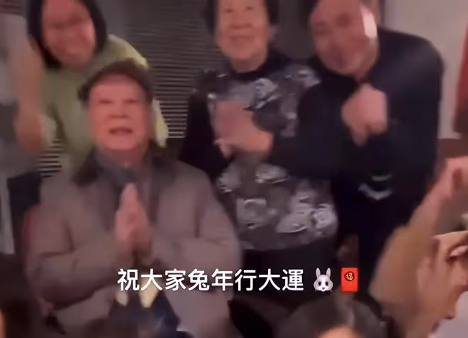吳君如一家唱賀年歌！91歲演員老爸精神好，57歲弟弟曾娶TVB視後