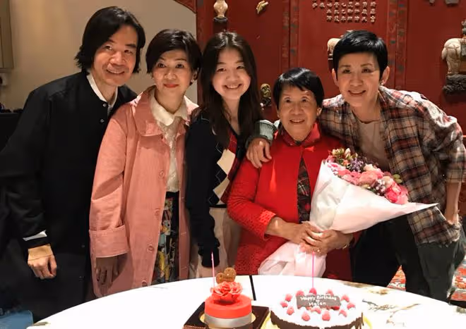 吳君如一家唱賀年歌！91歲演員老爸精神好，57歲弟弟曾娶TVB視後
