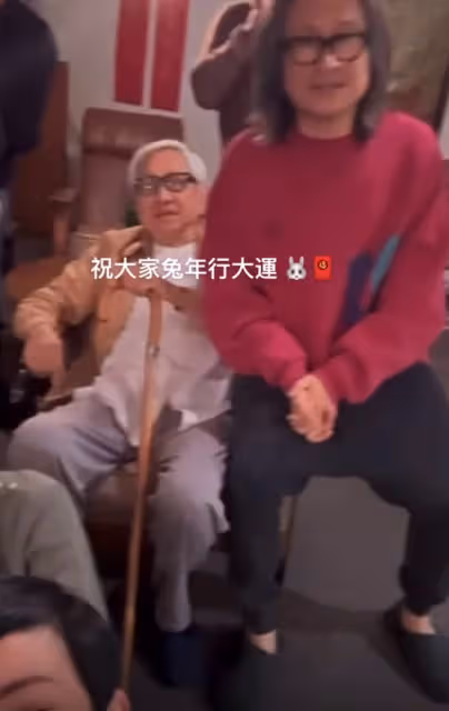 吳君如一家唱賀年歌！91歲演員老爸精神好，57歲弟弟曾娶TVB視後