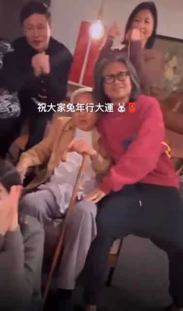 吳君如一家唱賀年歌！91歲演員老爸精神好，57歲弟弟曾娶TVB視後
