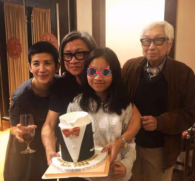 吳君如一家唱賀年歌！91歲演員老爸精神好，57歲弟弟曾娶TVB視後