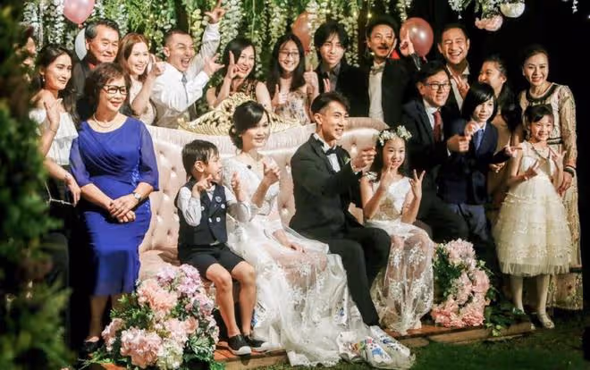 吳尊澳洲過年引爭議,曬全家福一家四口坐沙發,卻讓岳父母站兩側