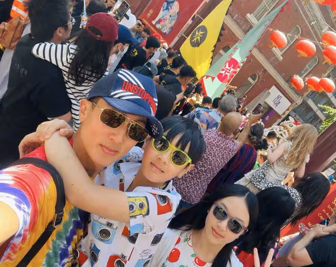 吳尊澳洲過年引爭議,曬全家福一家四口坐沙發,卻讓岳父母站兩側