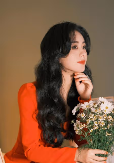 趙麗穎拍攝紅色長裙美照,波浪式的黑髮造型,一看讓人心動的感覺
