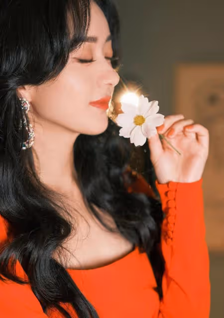 趙麗穎拍攝紅色長裙美照,波浪式的黑髮造型,一看讓人心動的感覺