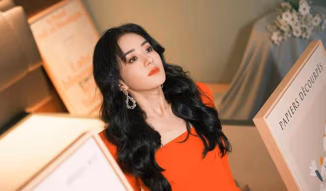 趙麗穎拍攝紅色長裙美照,波浪式的黑髮造型,一看讓人心動的感覺