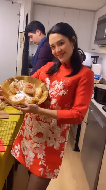鍾麗緹長女加拿大過年，穿唐裝打扮喜慶，到唐人街看舞獅很歡樂