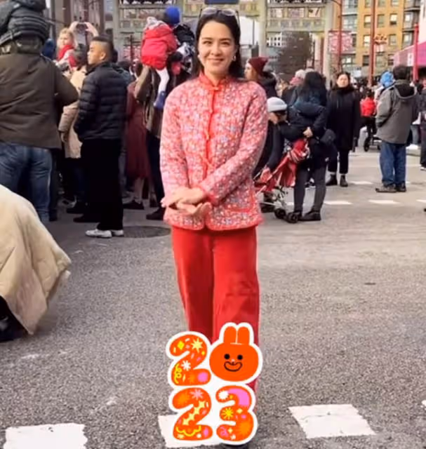 鍾麗緹長女加拿大過年，穿唐裝打扮喜慶，到唐人街看舞獅很歡樂