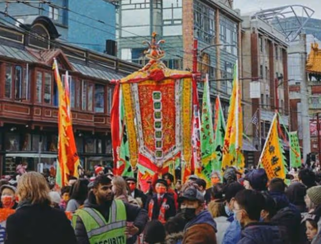 鍾麗緹長女加拿大過年，穿唐裝打扮喜慶，到唐人街看舞獅很歡樂