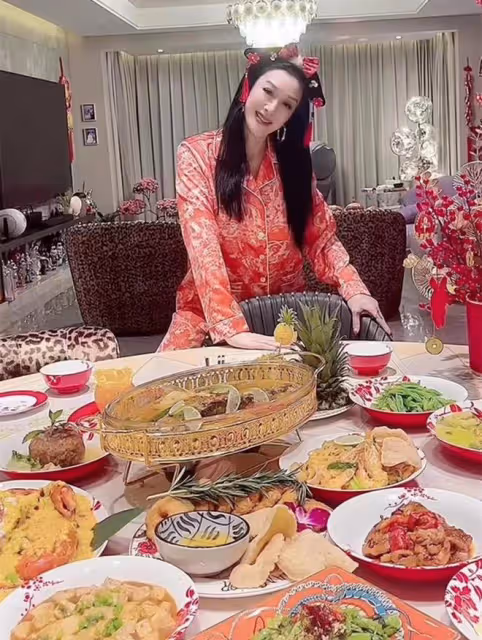 鍾麗緹長女加拿大過年，穿唐裝打扮喜慶，到唐人街看舞獅很歡樂