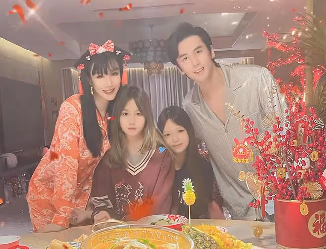 鍾麗緹長女加拿大過年,穿唐裝打扮喜慶,到唐人街看舞獅很歡樂