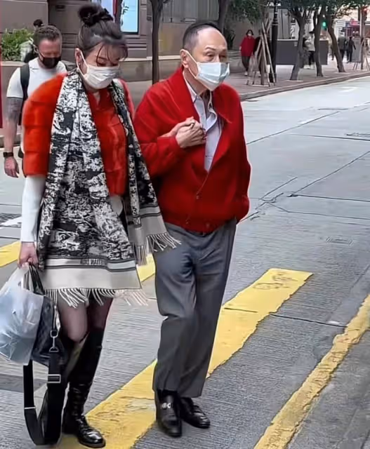 87歲趙世曾坐豪車攜年輕美女出行,十指緊扣太親密,女方一身名牌
