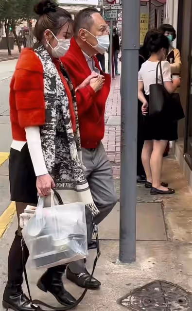 87歲趙世曾坐豪車攜年輕美女出行,十指緊扣太親密,女方一身名牌