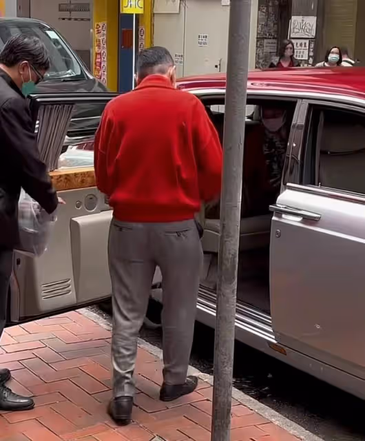 87歲趙世曾坐豪車攜年輕美女出行,十指緊扣太親密,女方一身名牌