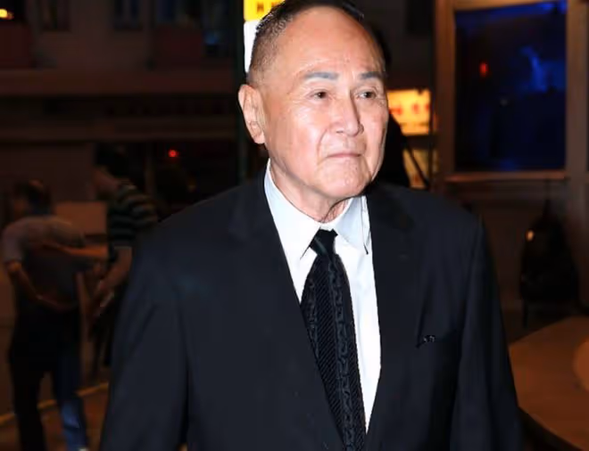 87歲趙世曾坐豪車攜年輕美女出行,十指緊扣太親密,女方一身名牌