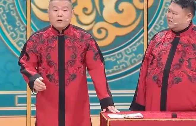 任魯豫春晚零點報時猶豫,55秒6次瞟計時器,堪比當年黑色4分鐘