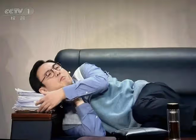 任魯豫春晚零點報時猶豫,55秒6次瞟計時器,堪比當年黑色4分鐘