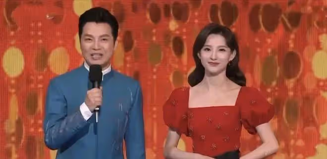 任魯豫春晚零點報時猶豫,55秒6次瞟計時器,堪比當年黑色4分鐘