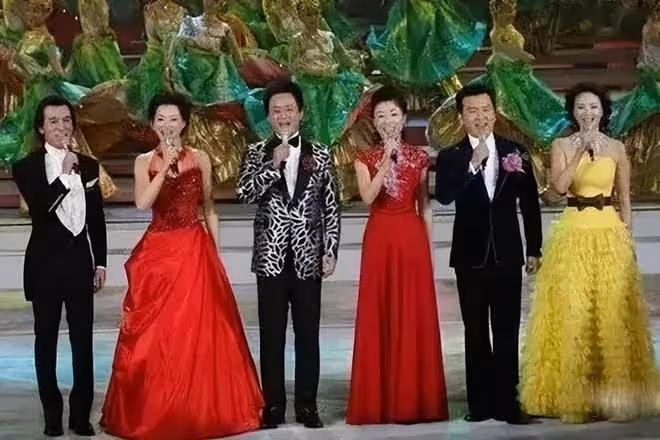 任魯豫春晚零點報時猶豫,55秒6次瞟計時器,堪比當年黑色4分鐘
