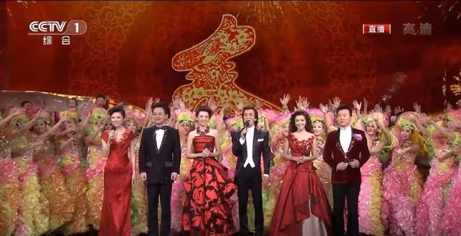 任魯豫春晚零點報時猶豫,55秒6次瞟計時器,堪比當年黑色4分鐘