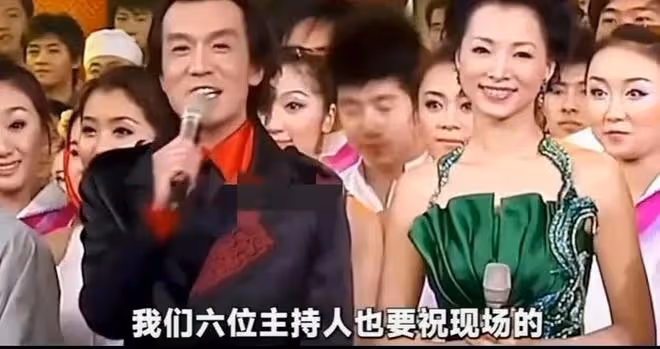 任魯豫春晚零點報時猶豫，55秒6次瞟計時器，堪比當年黑色4分鐘