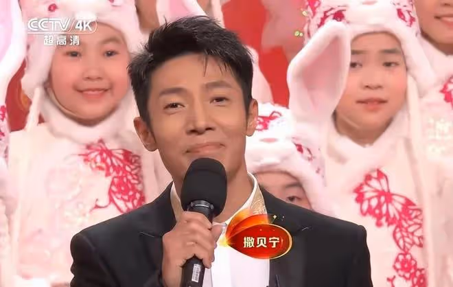 任魯豫春晚零點報時猶豫，55秒6次瞟計時器，堪比當年黑色4分鐘