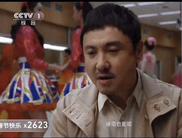 春晚「假笑」哥真人身份被扒,吉林歌舞團帥哥,領導回應不是假笑