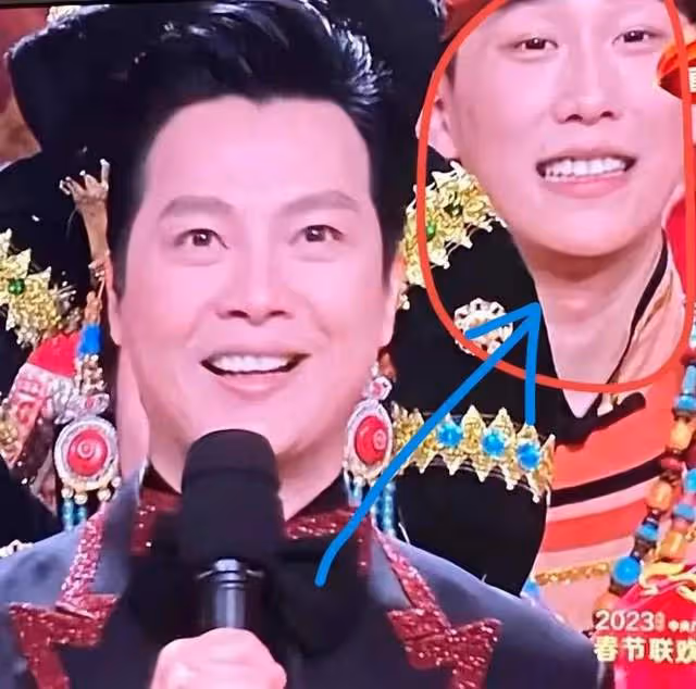 春晚「假笑」哥真人身份被扒,吉林歌舞團帥哥,領導回應不是假笑