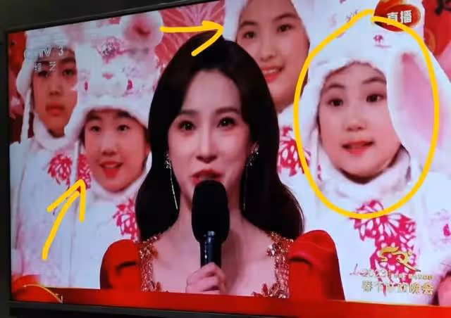 春晚「假笑」哥真人身份被扒,吉林歌舞團帥哥,領導回應不是假笑