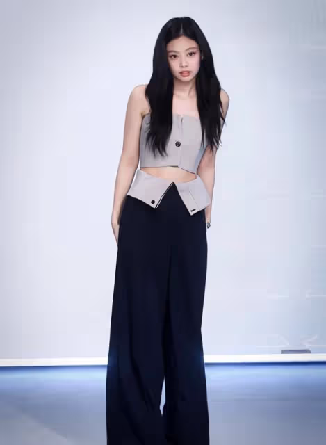 臉蛋天才!Jennie金智妮海報大片釋出,一襲浪漫白裙飄飄當女神