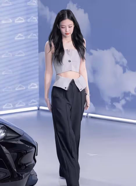 臉蛋天才!Jennie金智妮海報大片釋出,一襲浪漫白裙飄飄當女神