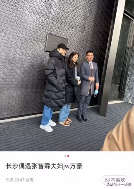 張智霖夫婦回港過年,與酒店員工合影留念,張智霖被贊凍齡