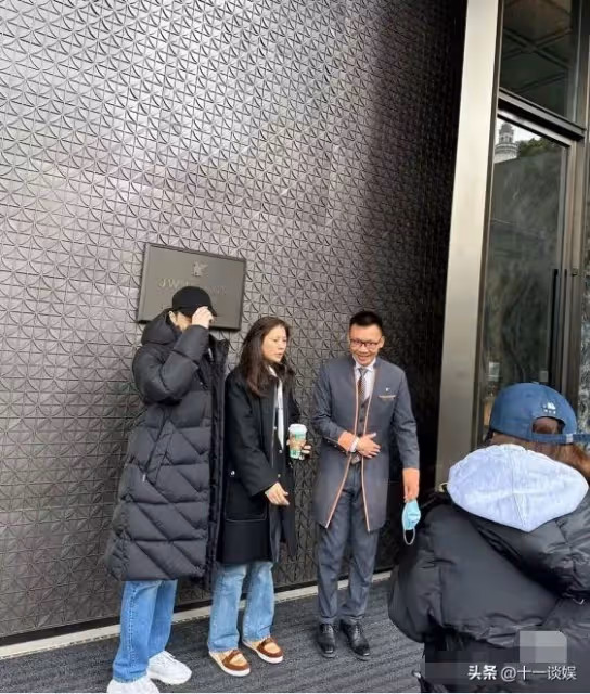 張智霖夫婦回港過年,與酒店員工合影留念,張智霖被贊凍齡