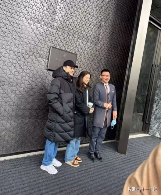 張智霖夫婦回港過年,與酒店員工合影留念,張智霖被贊凍齡