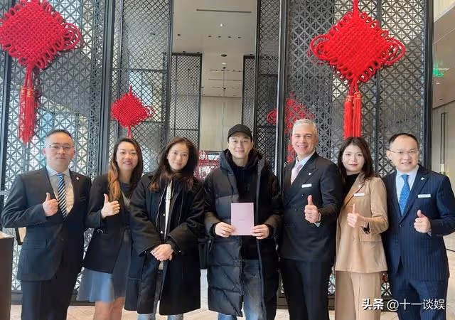張智霖夫婦回港過年,與酒店員工合影留念,張智霖被贊凍齡