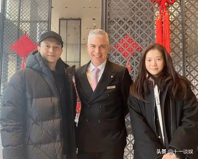 張智霖夫婦回港過年,與酒店員工合影留念,張智霖被贊凍齡